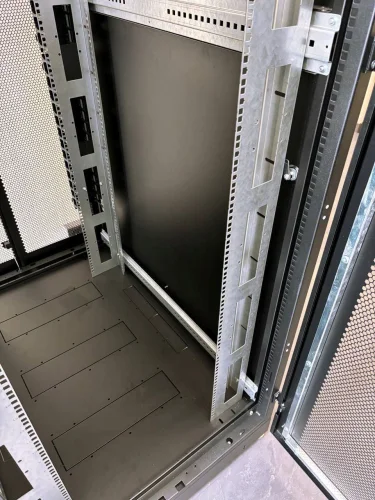 Шкаф телекоммуникационный напольный 42U (600x1000) дверь перфорированная 2 шт., цвет чёрный (ШТК-М-42.6.10-44АА-9005) фото 3